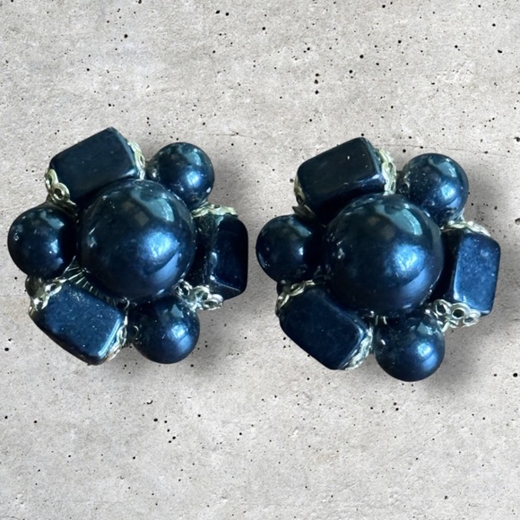 Seven 7 pairs vintage clip on estate earrings in blacks and grays marked Japan - Picture 9 of 15